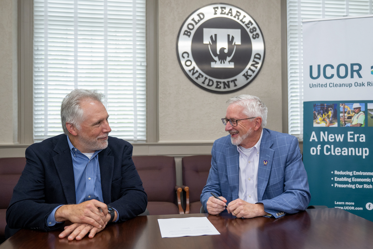 From left: UCOR President and CEO Ken Rueter and Tech President Phil Oldham sign a memorandum of understanding formalizing a new partnership supporting cleanup at the Oak Ridge Reservation.