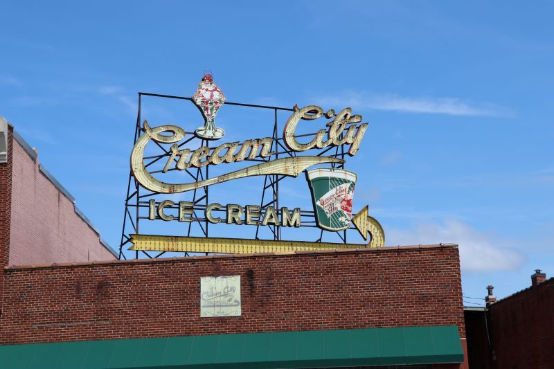 Photo of Cream City Ice Cream neon sign.